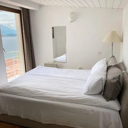 Lakeview Apartment *